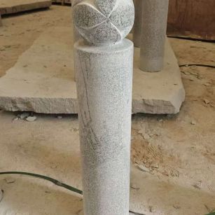 辽宁 芝麻白花岗岩石材挡车石柱、停车柱、圆柱挡车柱、方柱挡车柱等