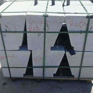 辽宁 芝麻白异形坐凳，石凳