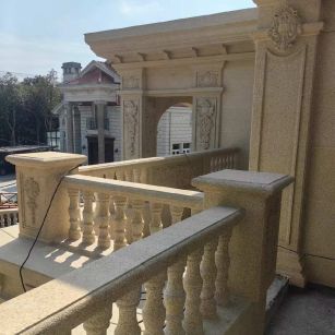 辽宁 黄金麻别墅外墙干挂雕花配合阳台栏杆花瓶柱