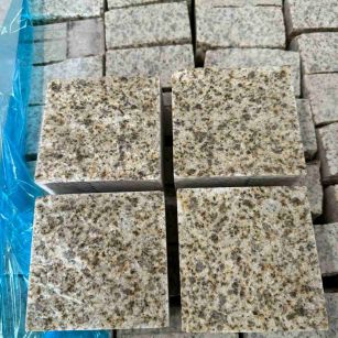 辽宁 黄金麻花岗岩自然面小方块，弹石，马蹄石等