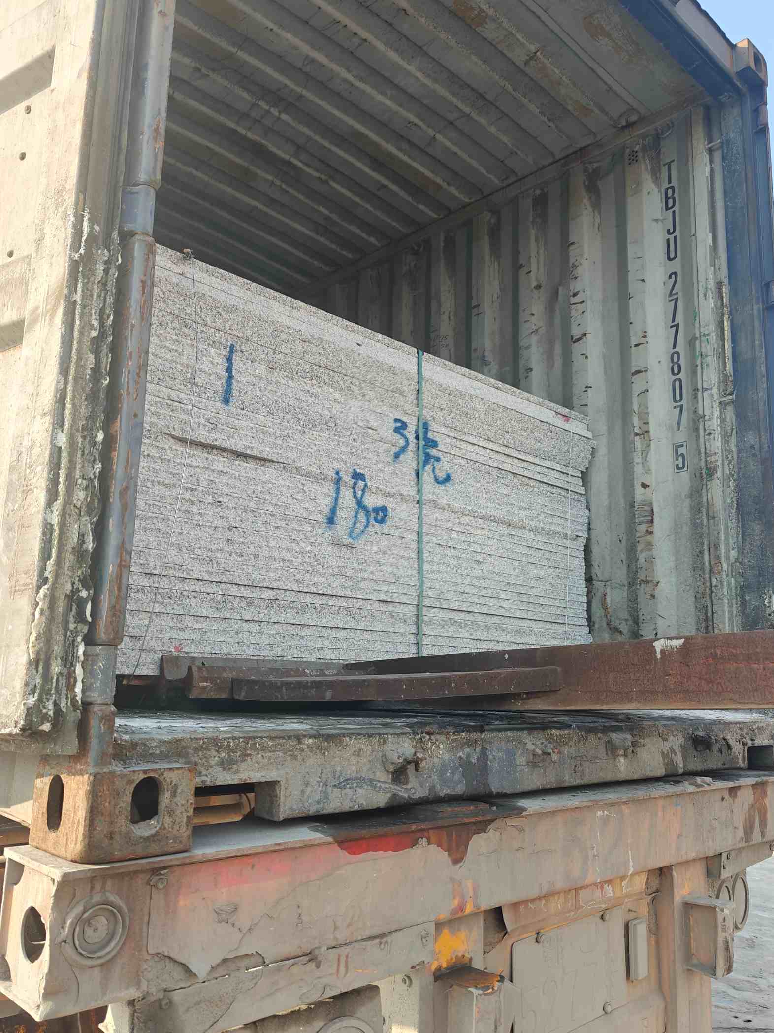 辽宁 芝麻白花岗岩石材3.0公分光面毛板装柜出货