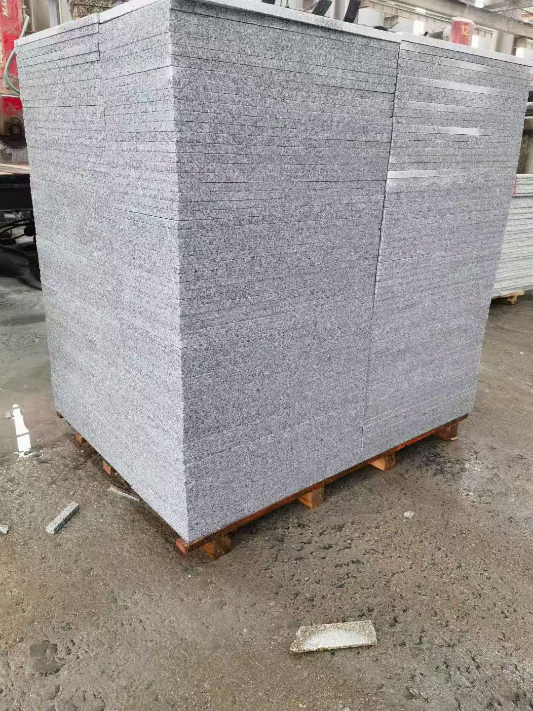 辽宁 芝麻白火烧面1.8厚300*600地铺石，尺寸标准，厚薄均匀