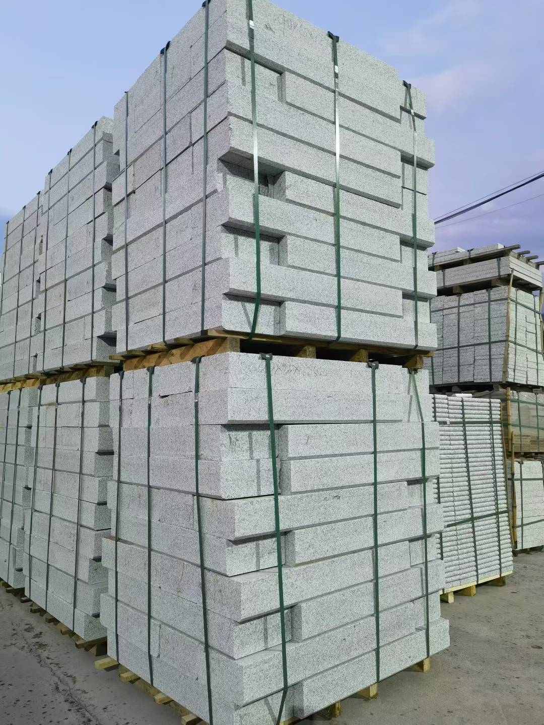 辽宁 芝麻白花岗岩路沿石，路缘石，路肩石，道牙，立缘石，马路牙子，街沿石，侧石等