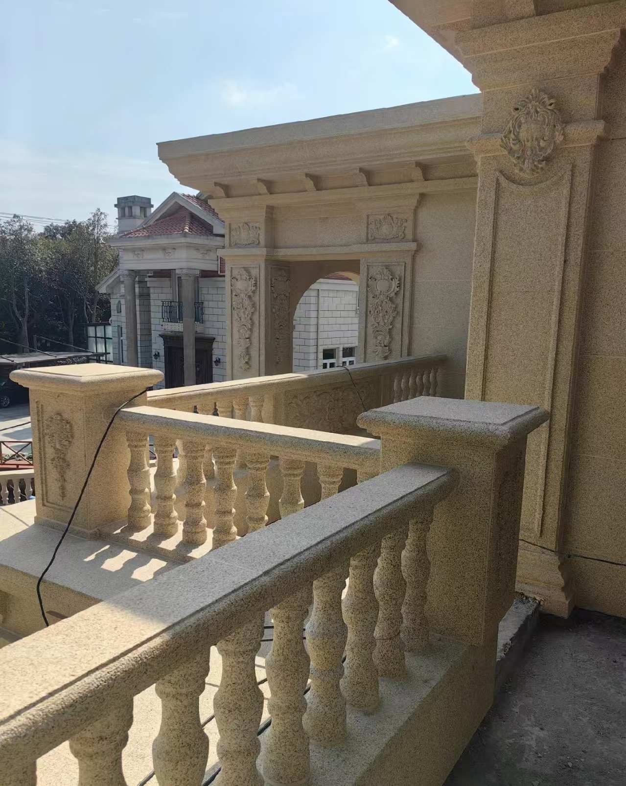 辽宁 黄金麻别墅外墙干挂雕花配合阳台栏杆花瓶柱