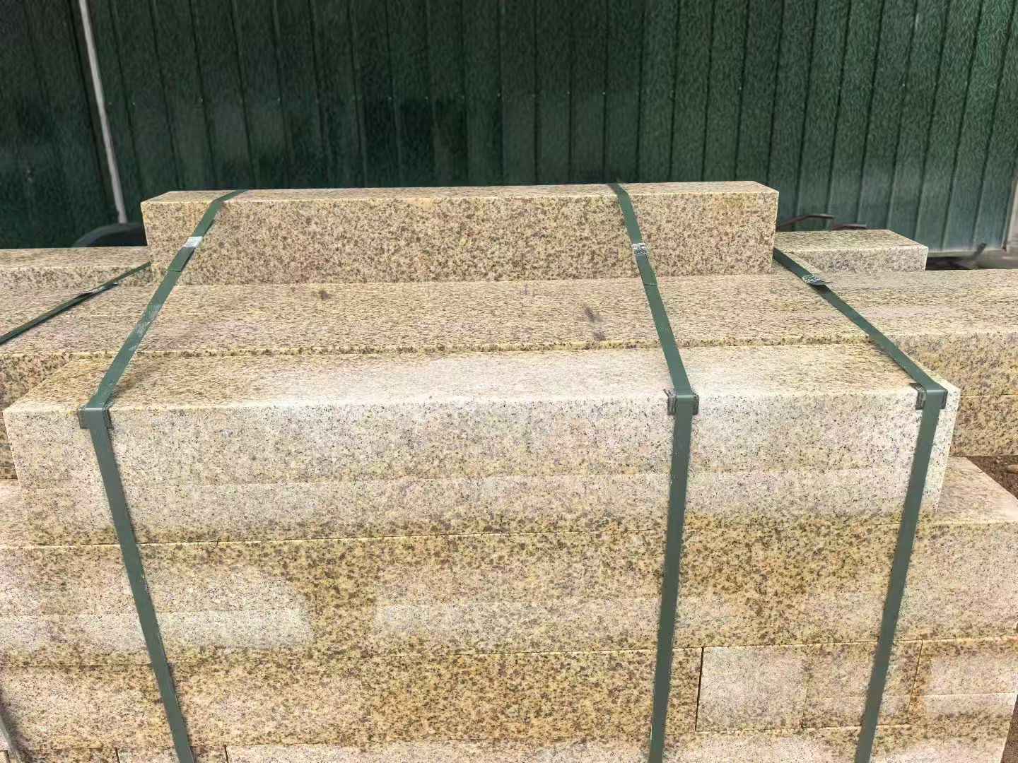 辽宁 黄金麻花岗岩石材机切面栏杆料半成品