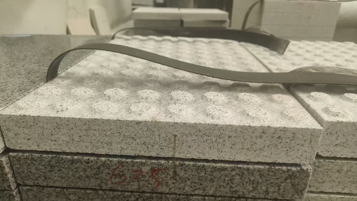 辽宁 芝麻白花岗岩6.0公分荔枝面五轴加工雕刻盲点