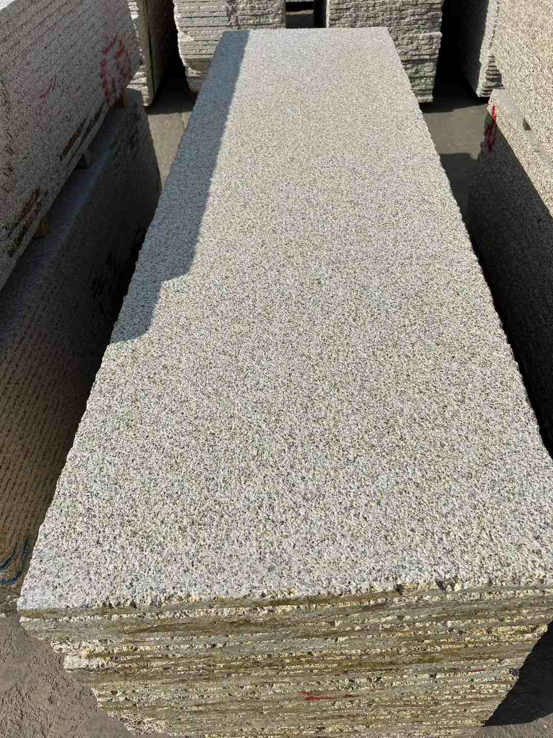 辽宁 黄金麻花岗岩荔枝面毛板，半成品