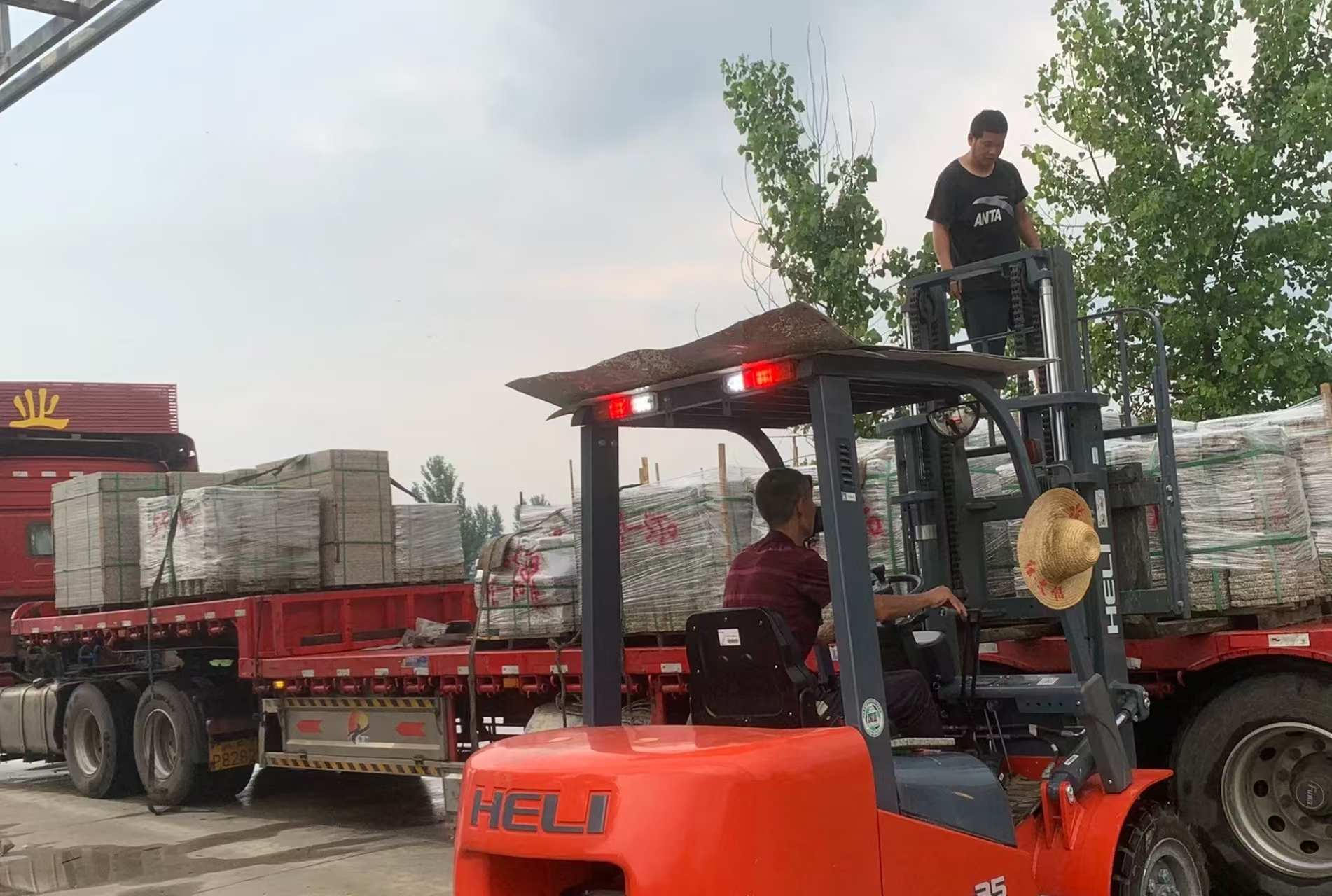 辽宁 黄金麻冰裂纹，地铺石装车