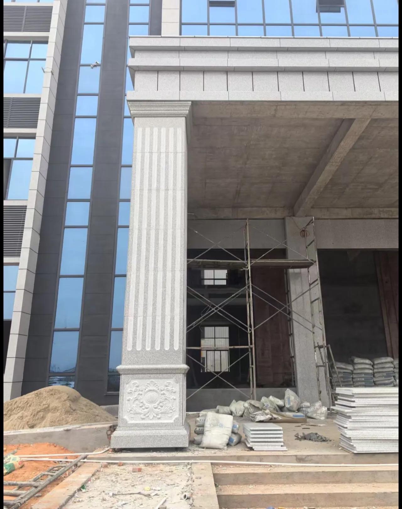 辽宁 芝麻白光面花岗岩门楼大柱（罗马柱）配雕花底座