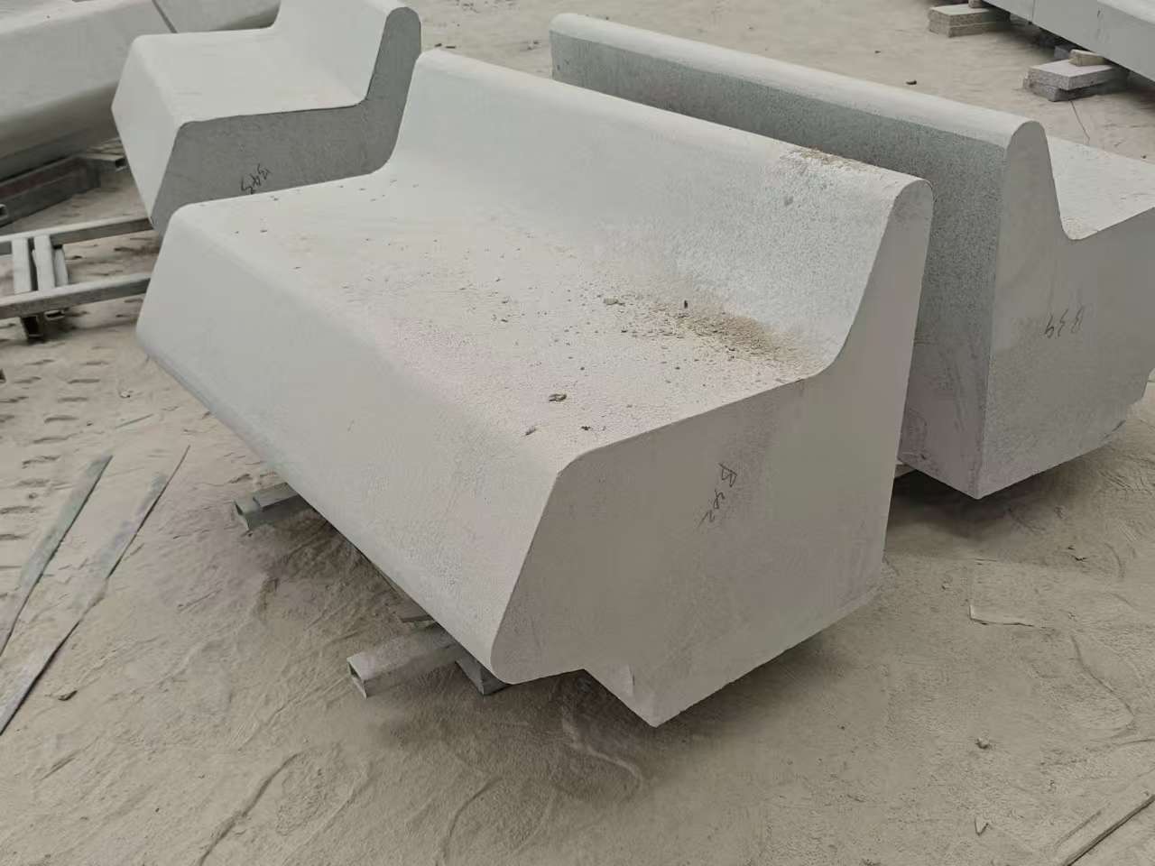 辽宁 芝麻白花岗岩异形坐凳，石凳