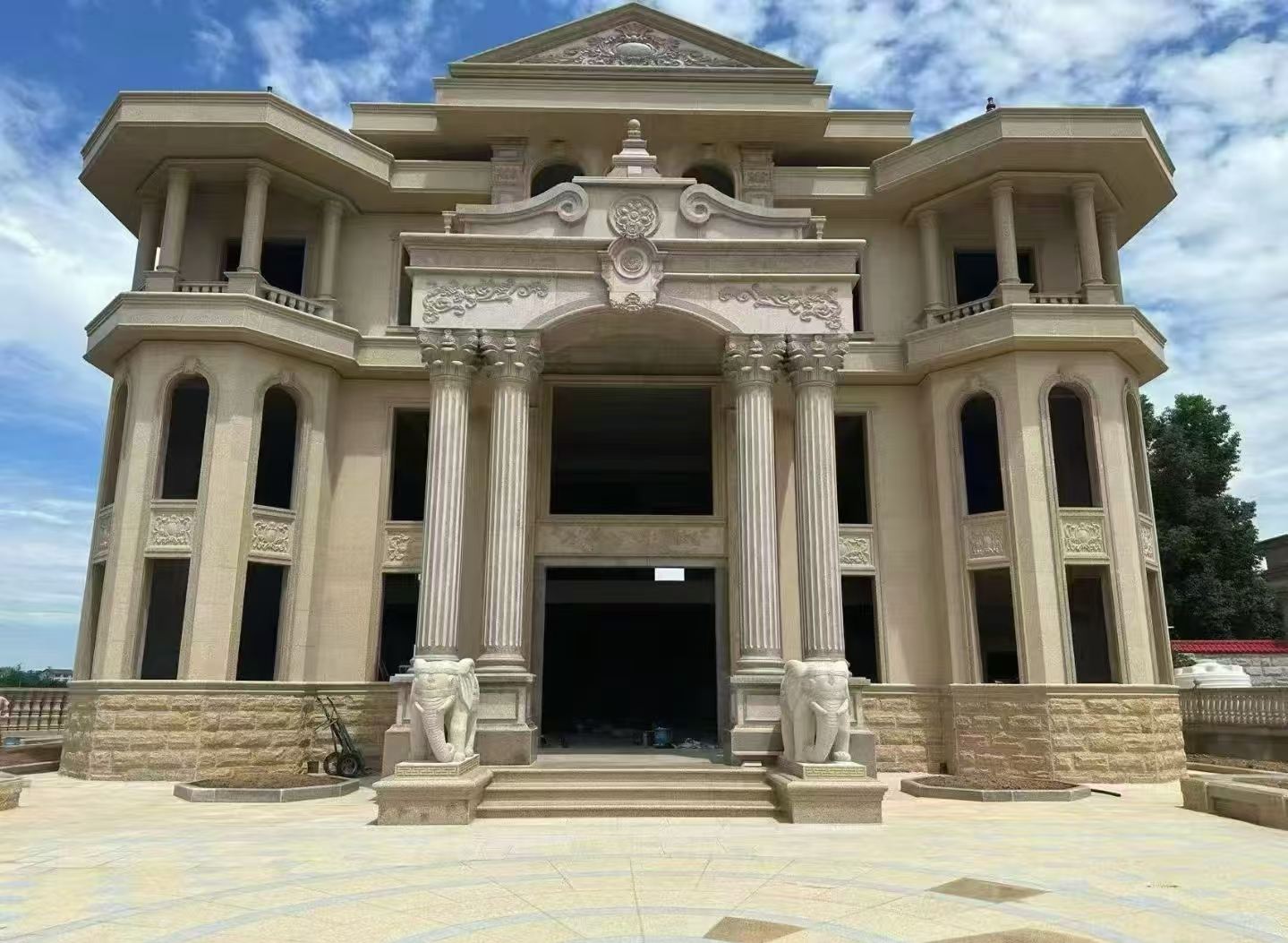 辽宁 黄金麻别墅外墙干挂，大柱，大象，蘑菇石，雕花板