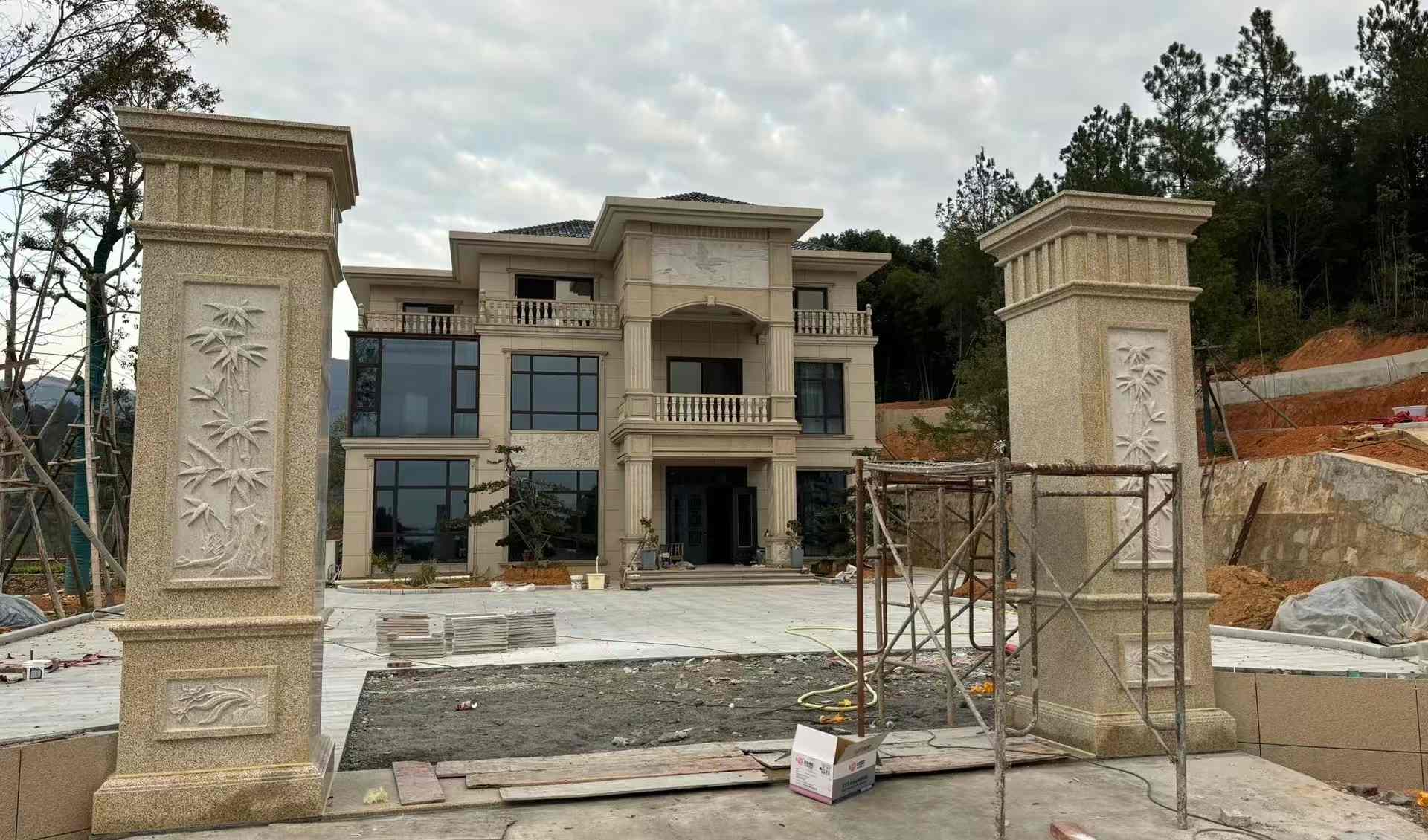 辽宁 黄金麻花岗岩别墅雕花外墙干挂配上门口雕花罗马柱