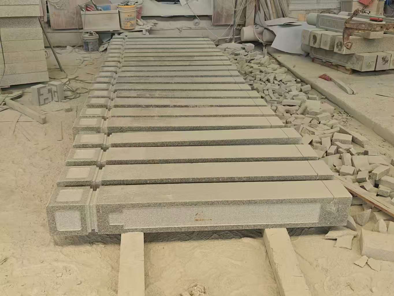 辽宁 芝麻白异形加工雕刻-栏杆大柱，方柱