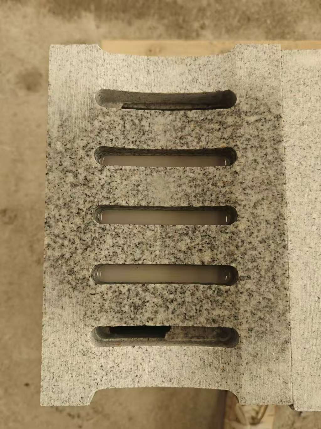 辽宁 芝麻白拉丝面花岗岩U型开槽排水槽