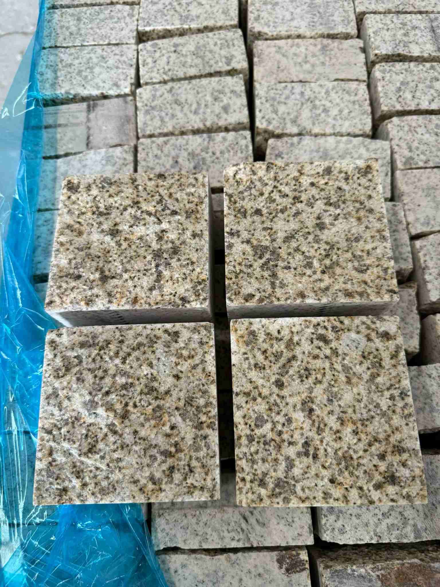 辽宁 黄金麻花岗岩自然面小方块，弹石，马蹄石等