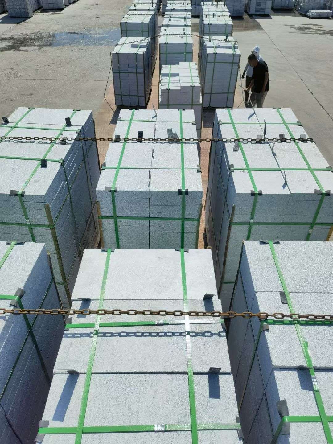 辽宁 芝麻白花岗岩5公分地铺石 花岗岩厂家工厂装车日常