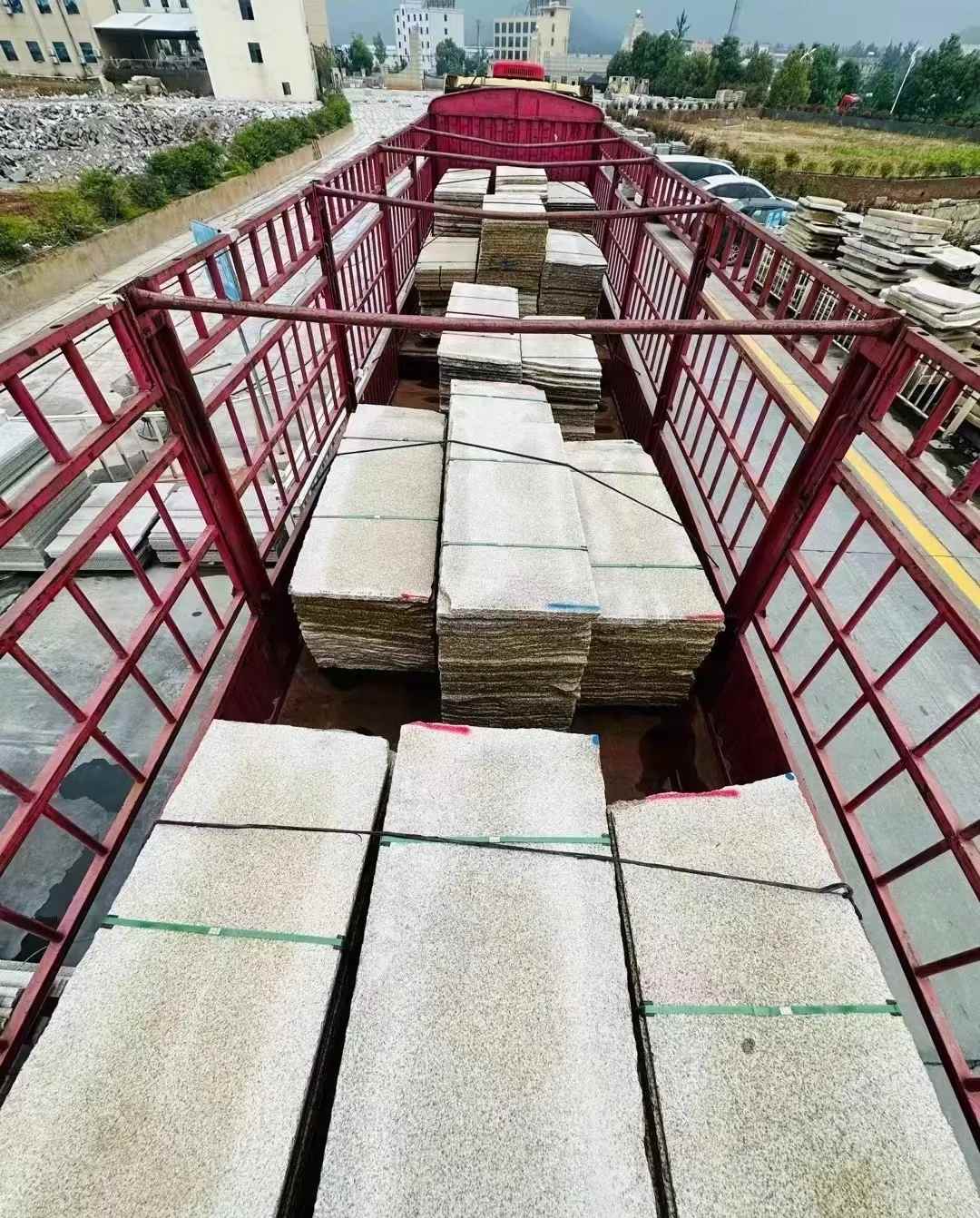 辽宁 黄金麻花岗岩荔枝面，光面毛板装车完成