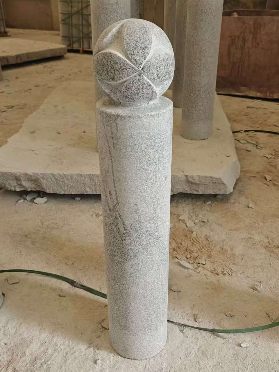 辽宁 芝麻白花岗岩石材挡车石柱、停车柱、圆柱挡车柱、方柱挡车柱等