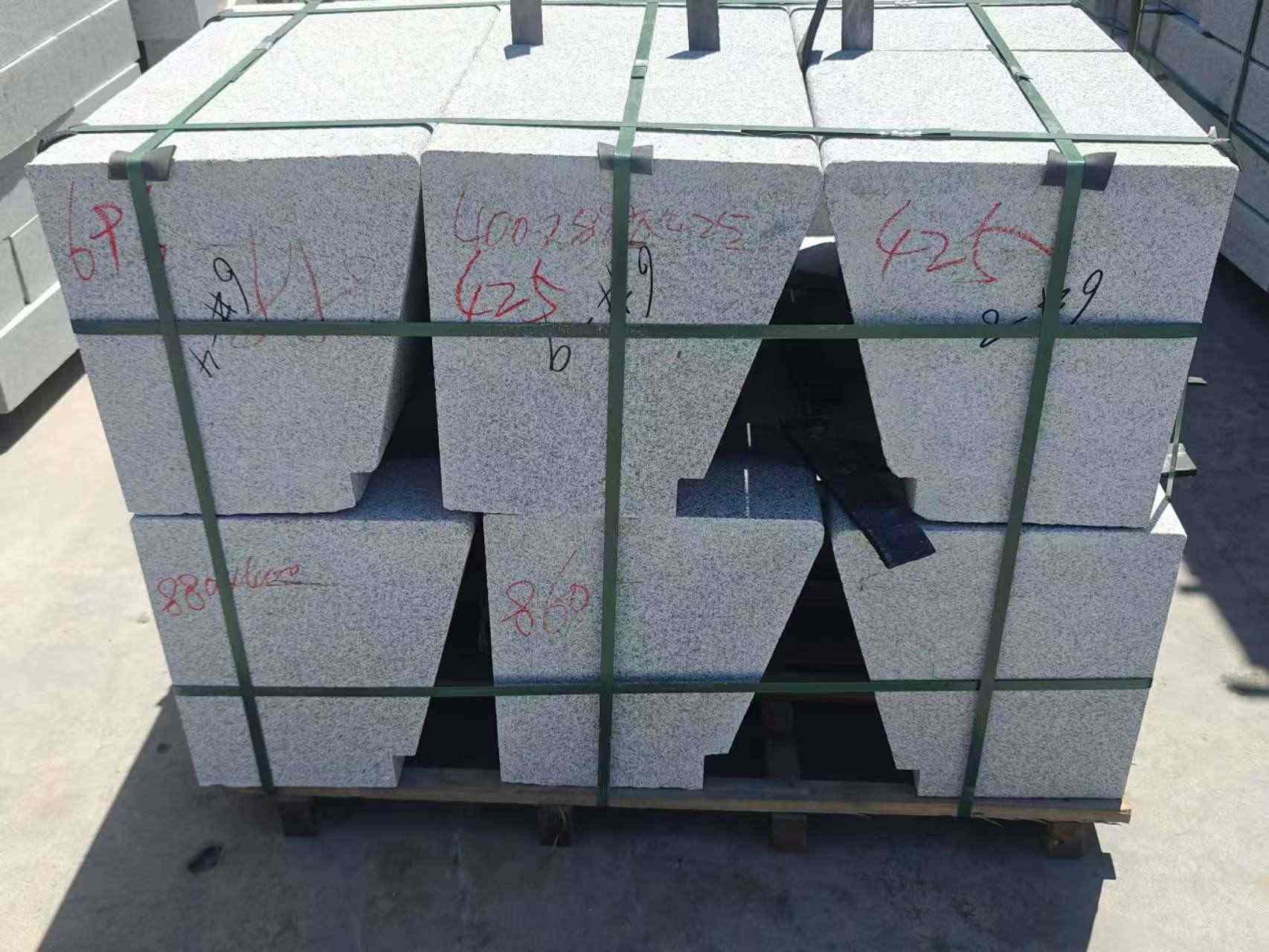 辽宁 芝麻白异形坐凳，石凳