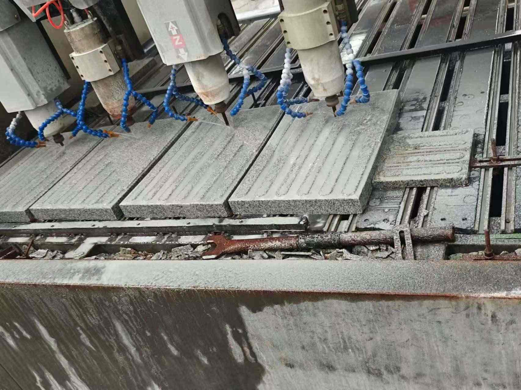 辽宁 芝麻白花岗岩荔枝面盲道雕刻