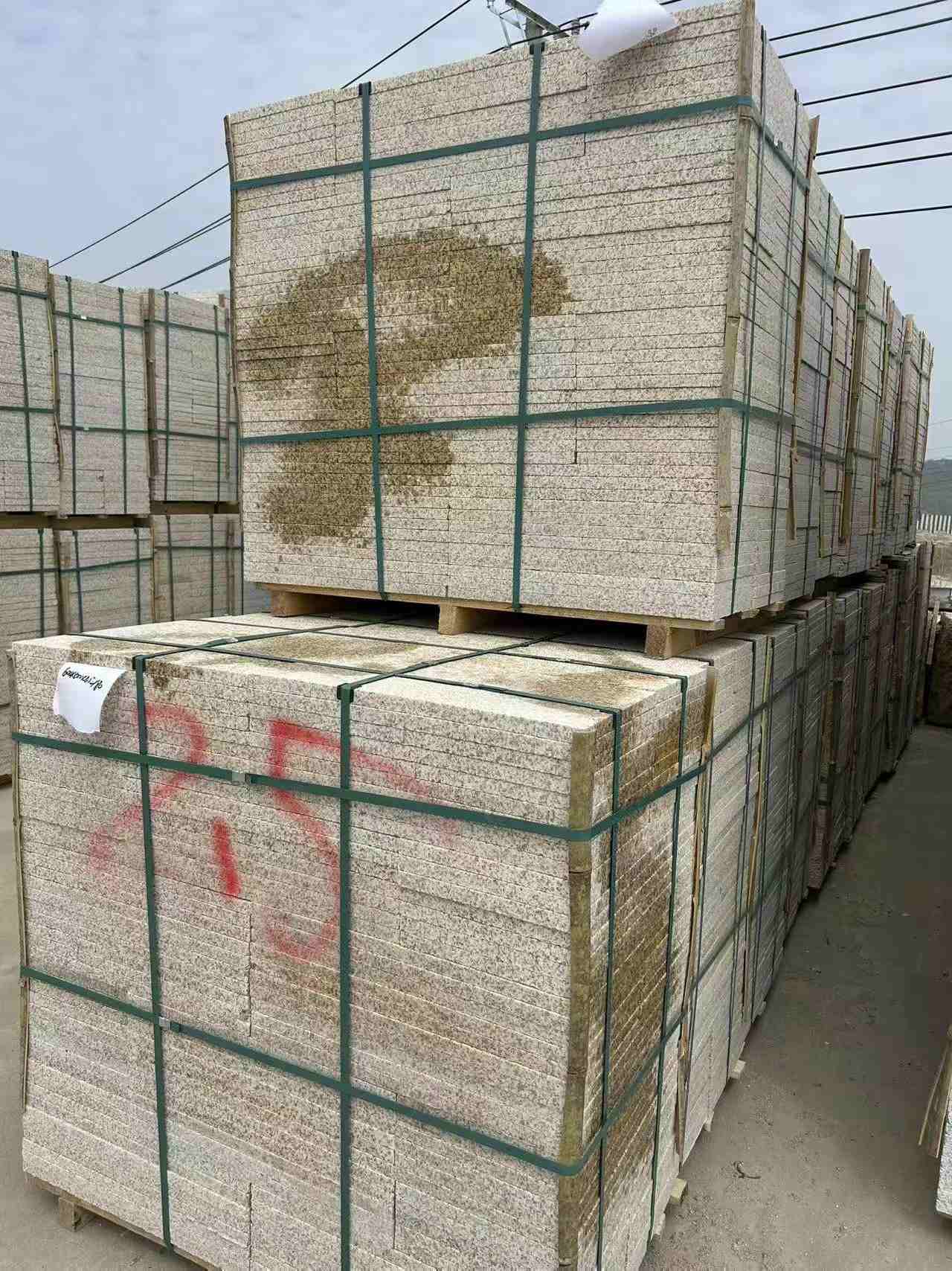 辽宁 黄金麻花岗岩石材荔枝面地铺石2.5*300*600