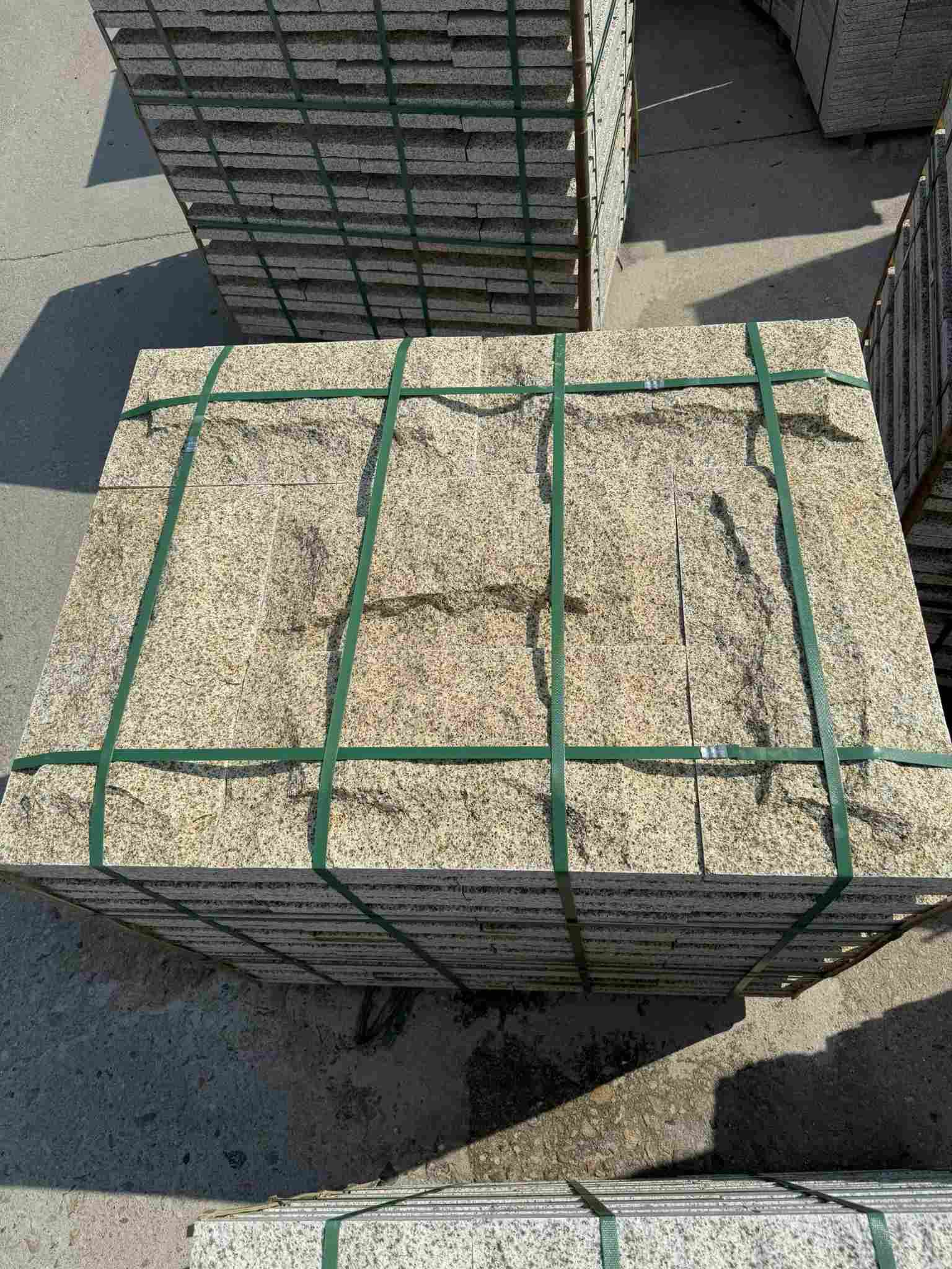 辽宁 黄金麻花岗岩石材自然面蘑菇石成品