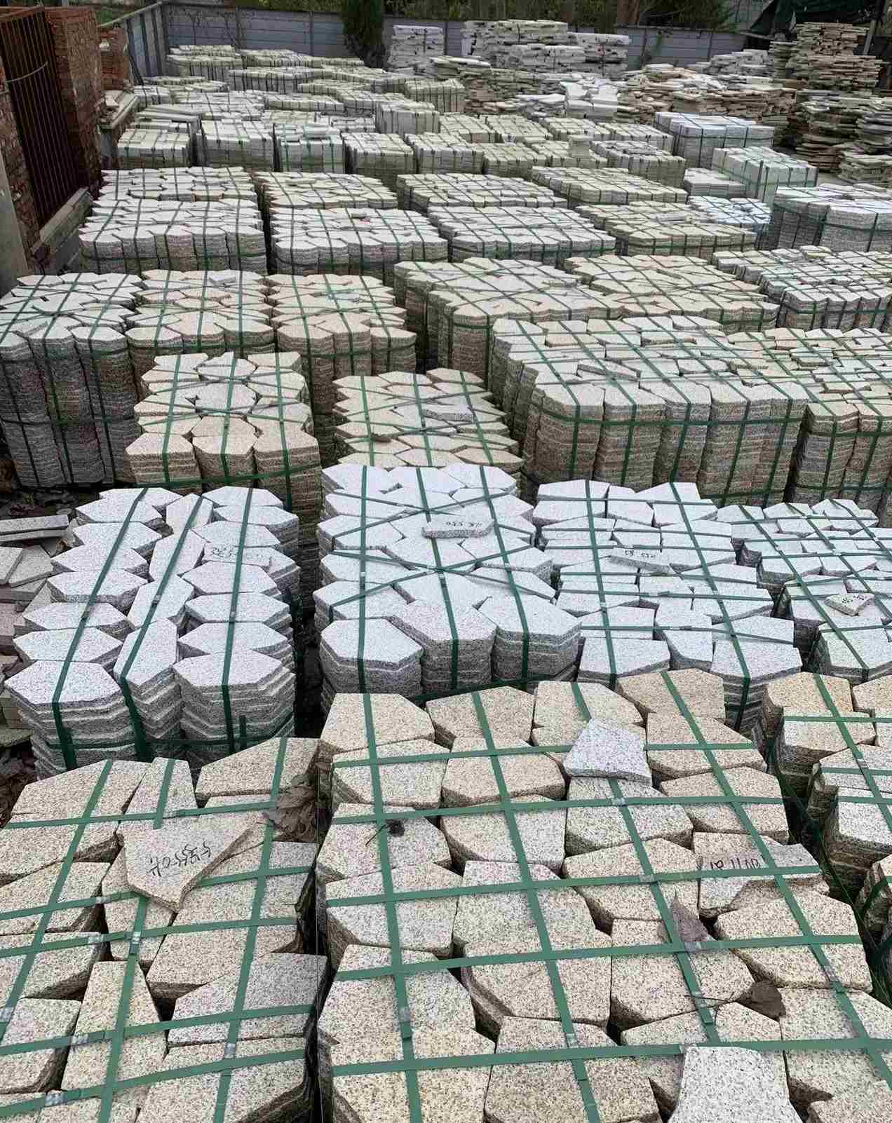 辽宁 黄金麻白麻花岗岩荔枝面地铺石(冰裂纹)