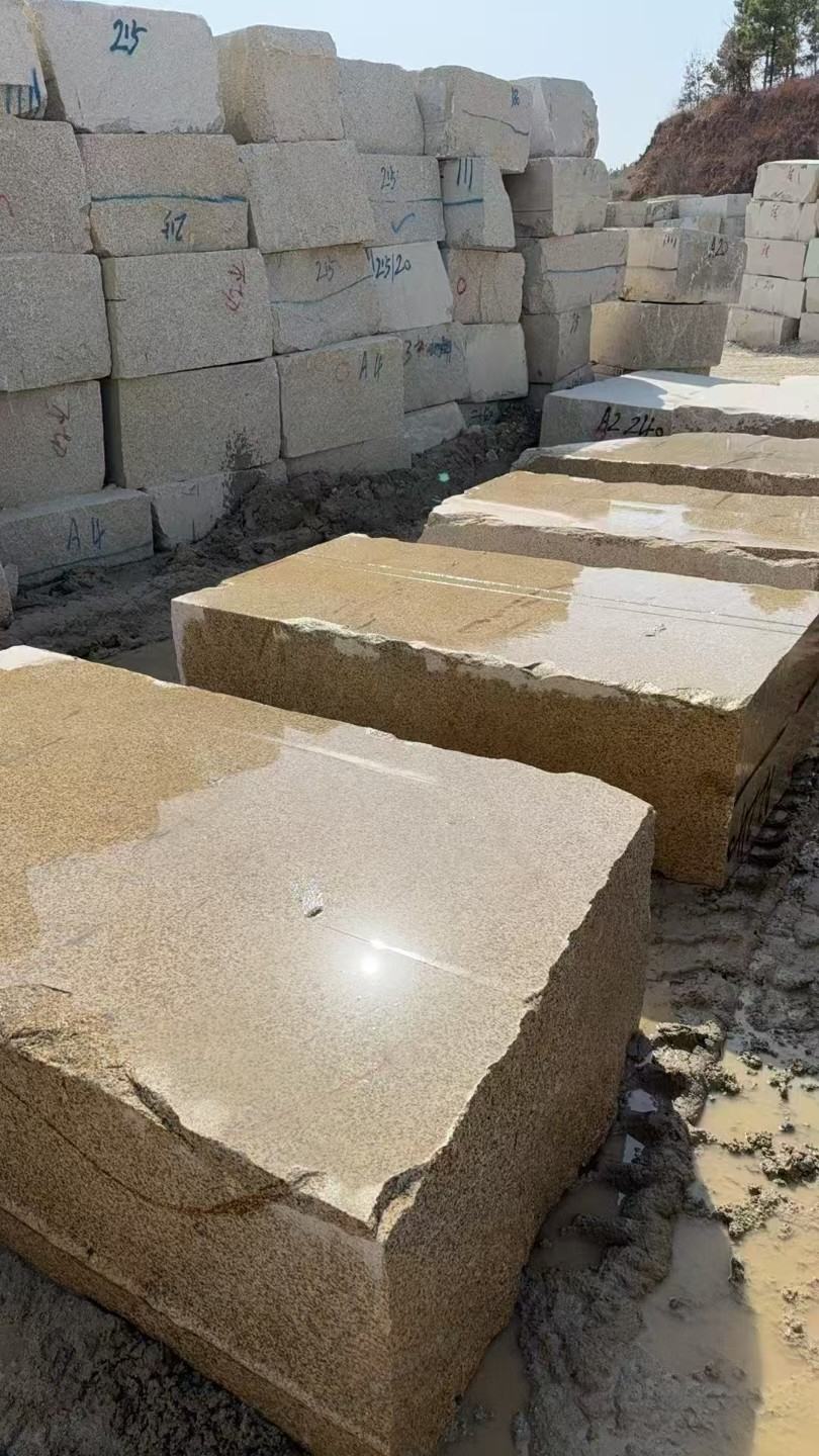 辽宁 黄金麻方料堆场洗料分选中，原材料充足