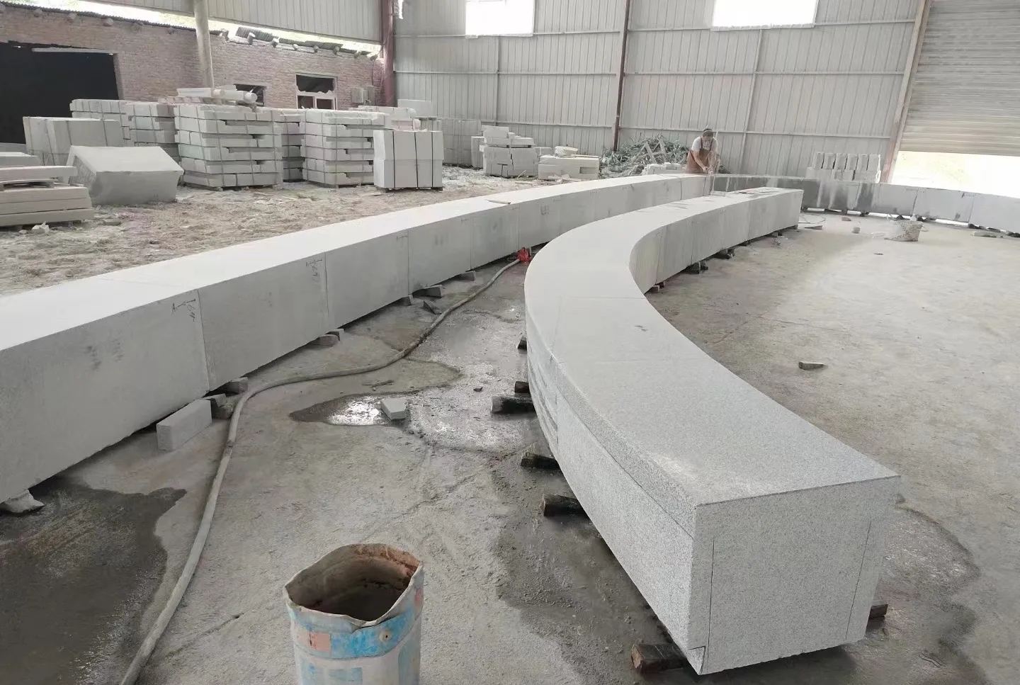 辽宁芝麻白花岗岩石板材 园林光面弧形坐凳